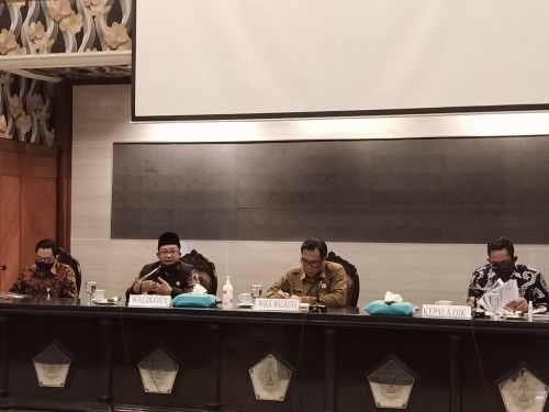 Wali Kota Malang Sutiaji (dua dari kiri) saat memimpin rakor dengan seluruh perbankan di Kota Malang, Senin (27/7). (Foto: Humas Pemkot Malang).