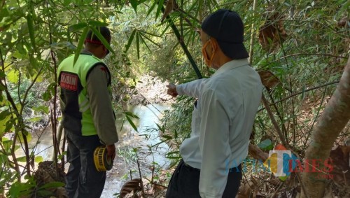 Polisi melakukan olah TKP di lokasi korban Katinem tewas tersengat listrik.(Foto : Aunur Rofiq/BlitarTIMES)