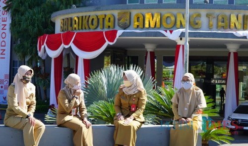 Aparatur Sipil Negara saat berjemur di Balai Kota Among Tani. (Foto: istimewa)