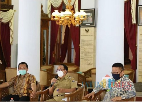 Bupati Blitar Rijanto memberikan paparan dalam webinar pertanian bersama Unisba Blitar