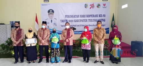 Bupati didampingi Ketua DPRD, kepala dinas Koperasi dan UMKM di acara Peringatan Hari Koperasi Nasional di Tulungagung (Foto: Anang Basso/ TulungagungTIMES)