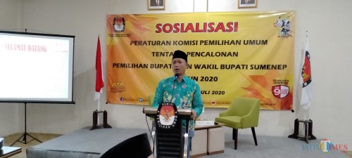 Ketua KPU Kabupaten Sumenep, A. Warits saat memberikan sambutan serta membuka kegiatan sosialisasi PKPU pencalonan (Foto: Syaiful Ramadhani/Sumenep Jatim Times)
