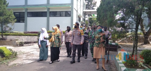Kapolres Jember AKBP. Aris Supriyono saat mengunjungi kampus Poltekes Kemenkes Malang didampingi Kaprodi (foto: Moh. Ali Makrus / JatimTIMES)