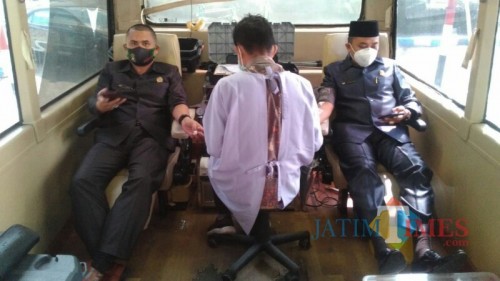 Ketua DPC PPP Lumajang H. Akhmat ketika mendonorkan darahnya (Foto : Moch. R. Abdul Fatah / Jatim TIMES)