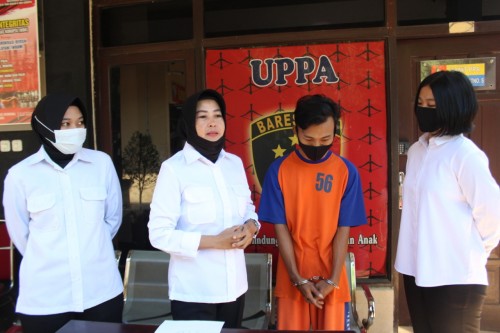 Mengenakan baju tahanan, Choirul Anam saat dihadirkan dalam pers rilis Unit PPA Satreskrim Polres Jombang. (Istimewa)