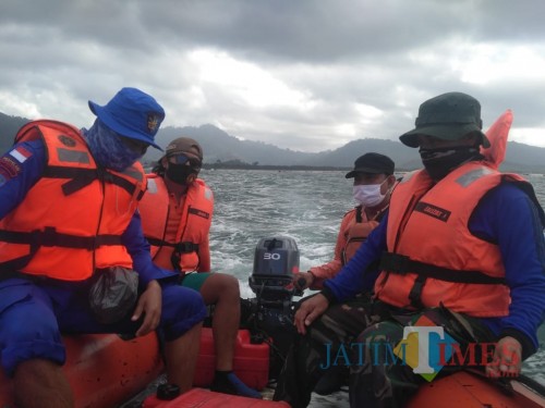 Pencarian korban dihari ke tiga ombak pantai pancer kisaran 2 - 3 meter ( BPBD Banyuwangi)