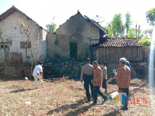 Polisi dibantu masyarakat saat memadamkan api di lokasi kejadian (Foto: Humas Polres Sumenep for Sumenep Jatim Times)