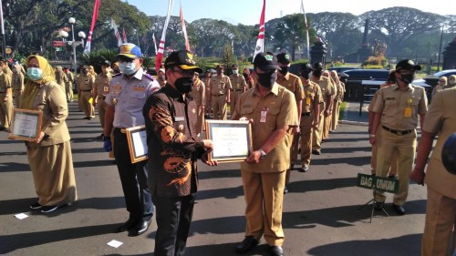 Wali Kota Malang, Sutiaji saat memberikan piagam penghargaan kepada Kepala DPUPRPKP Kota Malang, Hadi Santoso di depan Balai Kota Malang (Ist)