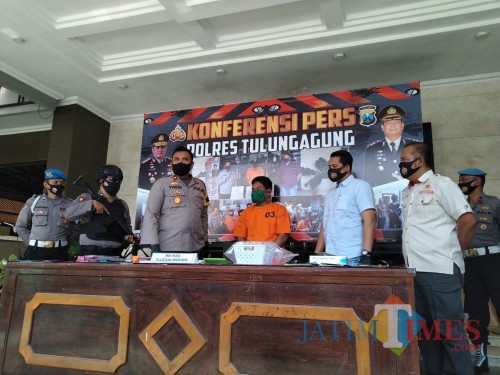 Tersangka KW saat di rilis di Mapolres Tulungagung / Foto : Anang Basso / Tulungagung TIMES