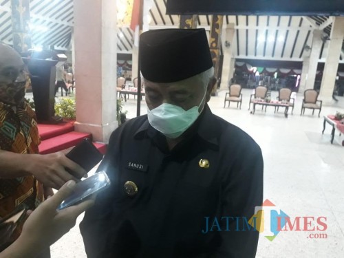 Bupati Malang HM. Sanusi saat membahas terkait penanggulangan penyebaran covid-19. (Foto : Dokumen MalangTIMES)