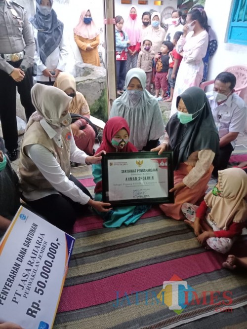 Bupati Jember Faida Menyerahkan Klaim Asuransi Kematian dari Jasa Raharja kepada kelurga korban (Foto: Mamank Rosyidi)