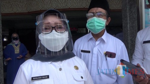 Bupati Jombang Mundjidah Wahab saat diwawancarai wartawan. (Foto : Adi Rosul / JombangTIMES)