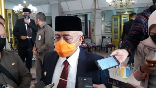 Bupati Malang HM Sanusi saat membahas upaya peningkatan prosentase kesembuhan terhadap pasien positif covid-19 (Foto : Dokumen MakangTIMES)