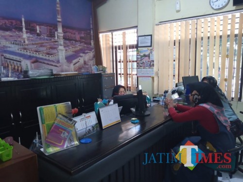 Salah satu CJH yang mendaftar ibadah Haji di Kanror Kemenag Tulungagung beberapa waktu laku (Joko Pramono for Jatim TIMES)