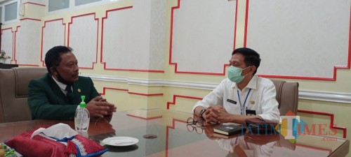 Sekda Kabupaten Malang, Wahyu Hidayat (kemeja putih) saat menggelar pertemuan dengan KONI Kabupaten Malang