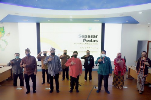 Wali Kota Malang Sutiaji bersama Wakil Wali Kota Malang Sofyan Edi Jarwoko (tengah) dan jajarannya berfoto bersama (Humas Pemkot Malang for MalangTIMES)