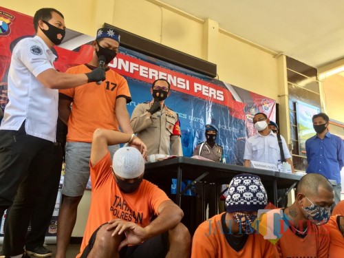 Kasat Reskoba Polres Batu, Iptu Yussi Purwanto bersama Kapolres Batu Harviadhi Agung Prathama saat bertanya kepada tersangka AHP di Polres Batu, Kamis (30/7/2020). (Foto: Irsya Richa/MalangTIMES)