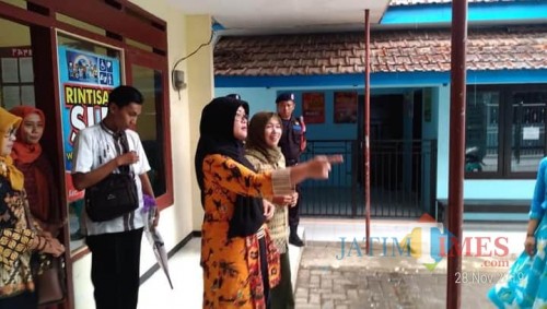 Anggota Komisi E DPRD Provinsi Jawa Timur, Jajuk Rendra Kresna saat meninjau lokasi di wilayah Kecamatan Ngantang. (Foto: Asep for MalangTimes)