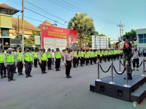 Apel pasukan pengamanan malam takbir dan perayaan Hari Raya Idul Adha di Polresta Malang Kota yang dipimpin oleh Dandim 0833 Letkol Inf Tommy Anderson. (Anggara Sudiongko/MalangTIMES)