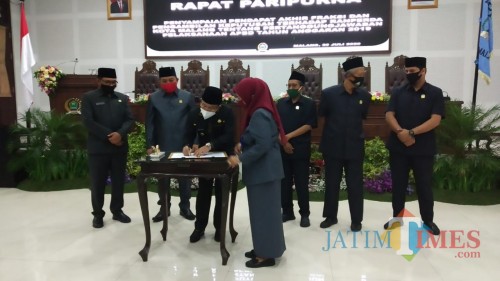 Penandatanganan nota kesepahaman Perda Pertanggungjawaban APBD Kota Malang 2019 (Pipit Anggraeni/ MalangTIMES).