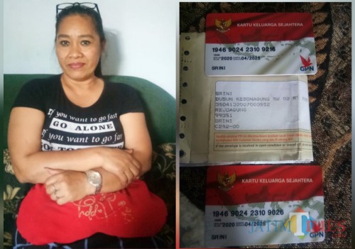 Endang Toini dan dua kartu yang dibawa keluarganya. / Foto : Mukhsin / Tulungagung TIMES
