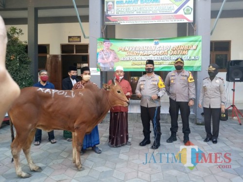 Kapolres Tulungagung AKBP Eva Guna Pandia saat menyerahkan hewan Kurban ke Pengasuh PPHM Ngunut / Foto : Dokpol / Tulungagung TIMES