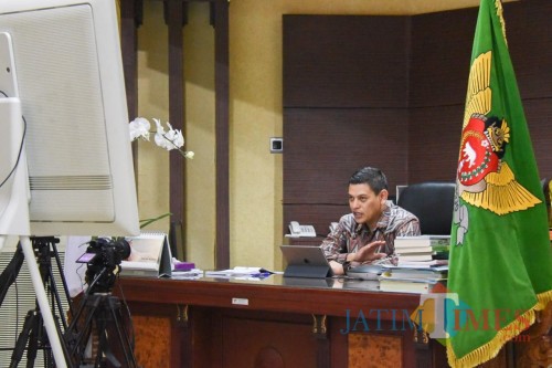 Wali Kota Kediri saat menyampaikan berbagai program pemulihan ekonom. (Bambang Setioko/JatimTimes)