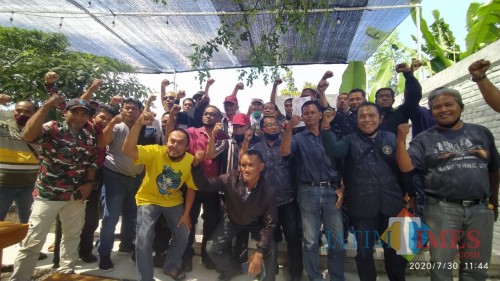 Lintas LSM Banyuwangi menggelar pertemuan di Insignia Cafe Banyuwangi (Nurhadi Banyuwangi Jatim Times)