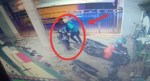 Pelaku yang berupaya kabur membawa motor curian dari halaman parkiran masjid (Ist)