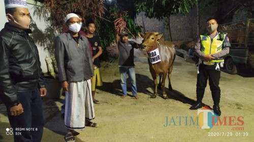 Polres Pamekasan saat menyerahkan hewan kurban di salah satu pondok pesantren di Pamekasan.