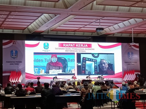 Prof Tjandra Yoga Aditama salah satu direktur di WHO saat video conference dengan Gubernur Jatim Khofifah Indar Parawansa