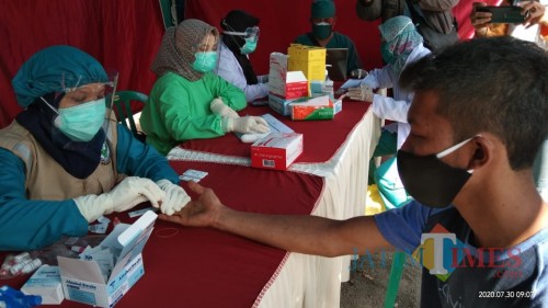 Salah satu pedagang saat menjalani rapid test di Pasar Hewan Beji (Joko Pramono/ JatimTIMES)