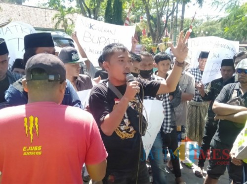 Sejumlah massa aksi Alpart saat menyampaikan orasi di depan gedung DPRD Kabupaten Pamekasan