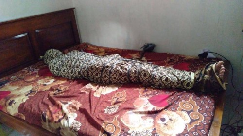 Terduga korban saat diminta membungkus dirinya dengan kain jarik. (Foto: Twitter @m_fikris)