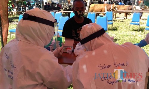 Tim tenaga kesehatan saat rapid test kepada pedagang hewan di Pasar Hewan Patok, Kecamatan Batu. (Foto: Irsya Richa/MalangTIMES)