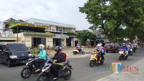Bangunan cucian mobil dekat pintu exit Seksi V Tol Mapan yang masih berdiri jelang pengoperasian Seksi V Tol Mapan (Pipit Anggraeni/MalangTIMES).