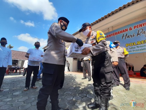 Kapolresta Kediri AKBP Miko Indrayana memberikan daging kurban kepada Bhabinkamtibmas untuk dibagikan ke warga.(eko arif s/Jatimtimes)