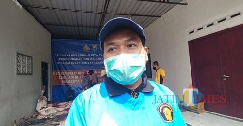 Drh. Ahmad Fauzi dari Fakultas Kedokteran Hewan UB yang memeriksa hewan kurban di Polresta Malang Kota (Anggara Sudiongko/MalangTIMES)