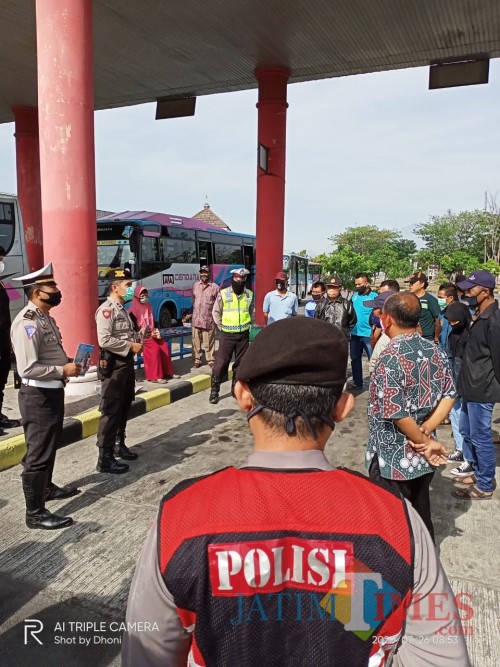Foto sosialisasi dengan sopir bus