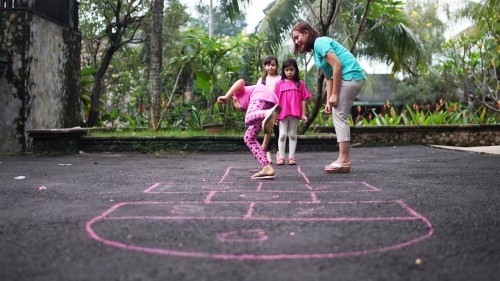 Ilustrasi permainan tradisional engklek. (Foto: www.keluargacaplang.com)
