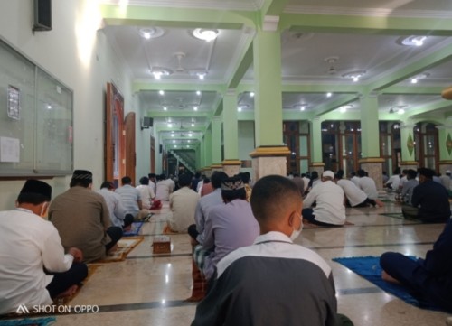 Jamaah sholat Idul Adha di Masjid Agung Baitul Hakim Kota Madiun patuhi protokol kesehatan,bermasker dan jaga jarak
