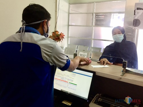 Salah satu konsumen saat melakukan pembayaran di kasir kantor FIFGROUP Kota Batu. (Foto: Irsya Richa/MalangTIMES)