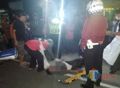 Pengendara Sepeda Motor Yang Tewas Di evakuasi petugas di Ngantru / Foto : Dokpol / Tulungagung TIMES