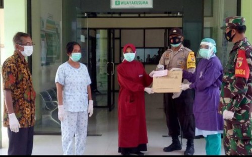 Penyerahan berkas secara simbolis, pasien yang dinyatakan sembuh