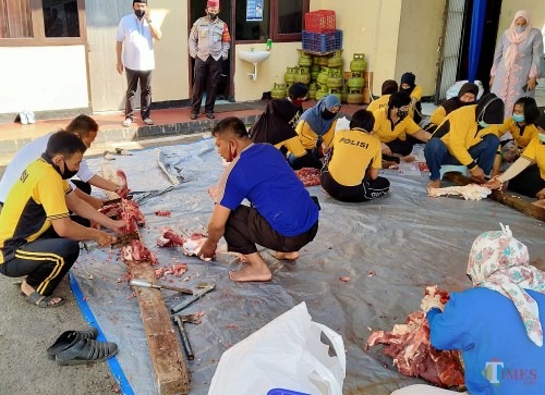 Daging hewan kurban yang disembelih di Polresta Malang Kota tengah dipotongi untuk dibagikan kepada masyarakat (Anggara Sudiongko/MalangTIMES)