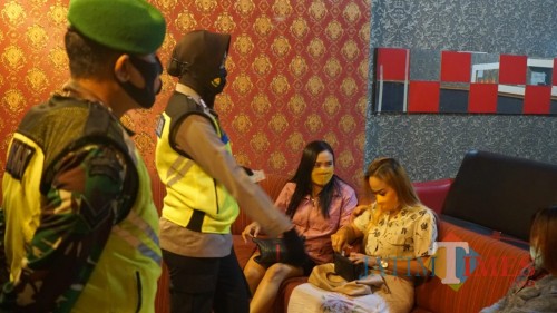 Petugas saat melaksanakan operasi gabungan di malam takbir hari raya Iduladha.(Foto : Aunur Rofiq/BlitarTIMES)