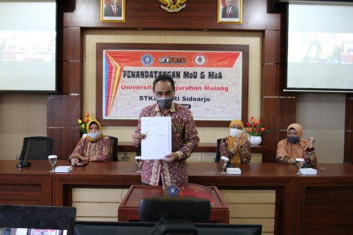 Rektor Unikama usai melakukan penandatanganan MoU dengan STKIP PGRI Sidoarjo (Ist)