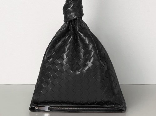 Tas Bottega Veneta disebut mirip kantong kresek (Foto: Brand)