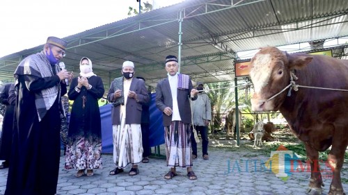 Wali Kota Batu Dewanti Rumpoko saat menyerahkan hewan kurban di Masjid An-Nur, Jumat (31/7/2020).
