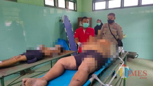 Kedua korban saat di kamar mayat Puskesmas Kencong (foto : ulum / Jatim TIMES)